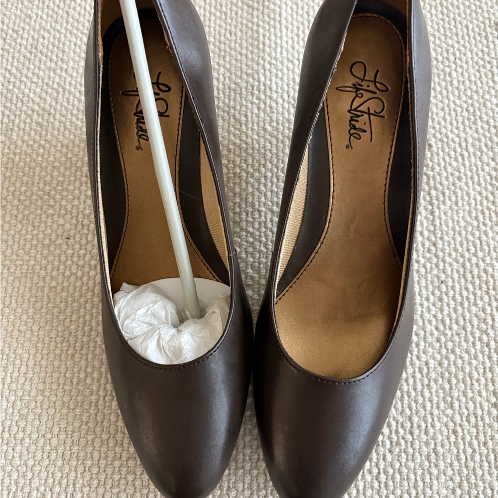 NWT Life Stride Comfort Faux Leather Chocolate Brown Heels 2 1/2”
